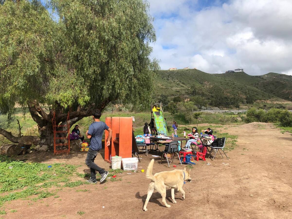 Los menores toman clases a la intemperie.