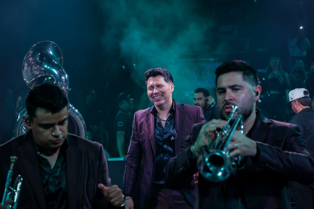 Ni el corte de luz los detuvo: Banda MS conquista a los cachanillas en el Palenque del FEX