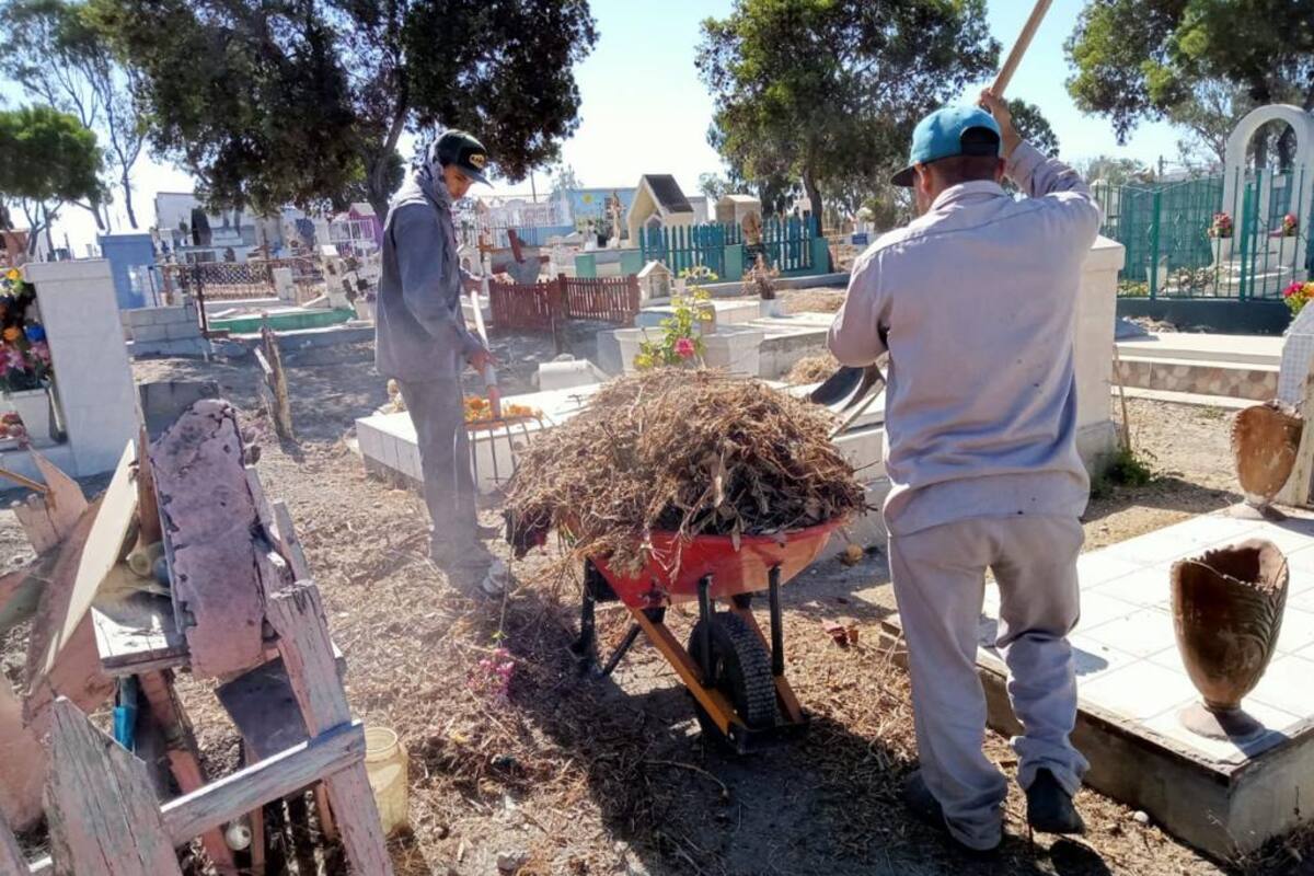 Retiran basura del panteón municipal de Rosarito