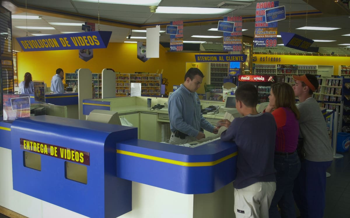 En México, la llegada de Blockbuster se convirtió en un auténtico hito urbano. Las sucursales ubicadas en esquinas estratégicas de las principales ciudades y colonias se transformaron en puntos de reunión obligados. Era el destino favorito de las familias, las parejas y los grupos de amigos cada fin de semana. Foto: Archivo GH
