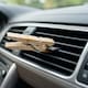 El truco de la pinza para perfumar tu coche