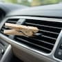 Expertos explican por qué poner una pinza de madera en la rejilla del aire acondicionado del coche ayuda a perfumar el interior y combatir los malos olores