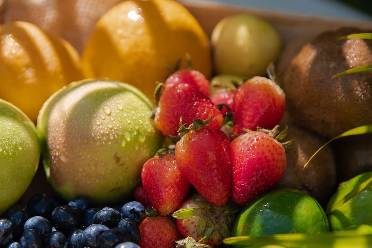 La fruta que te blanquea los dientes... pero solo si la usas así