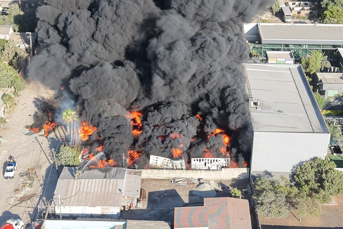 Incendio deja pérdidas totales en recicladora; evacúan tres empresas