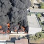 Incendio deja pérdidas totales en recicladora; evacúan tres empresas