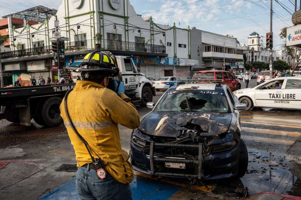 El vehículo policial presentó humo y llamas en el motor; bomberos controlaron el fuego y no hubo personas lesionadas. Foto: Border Zoom