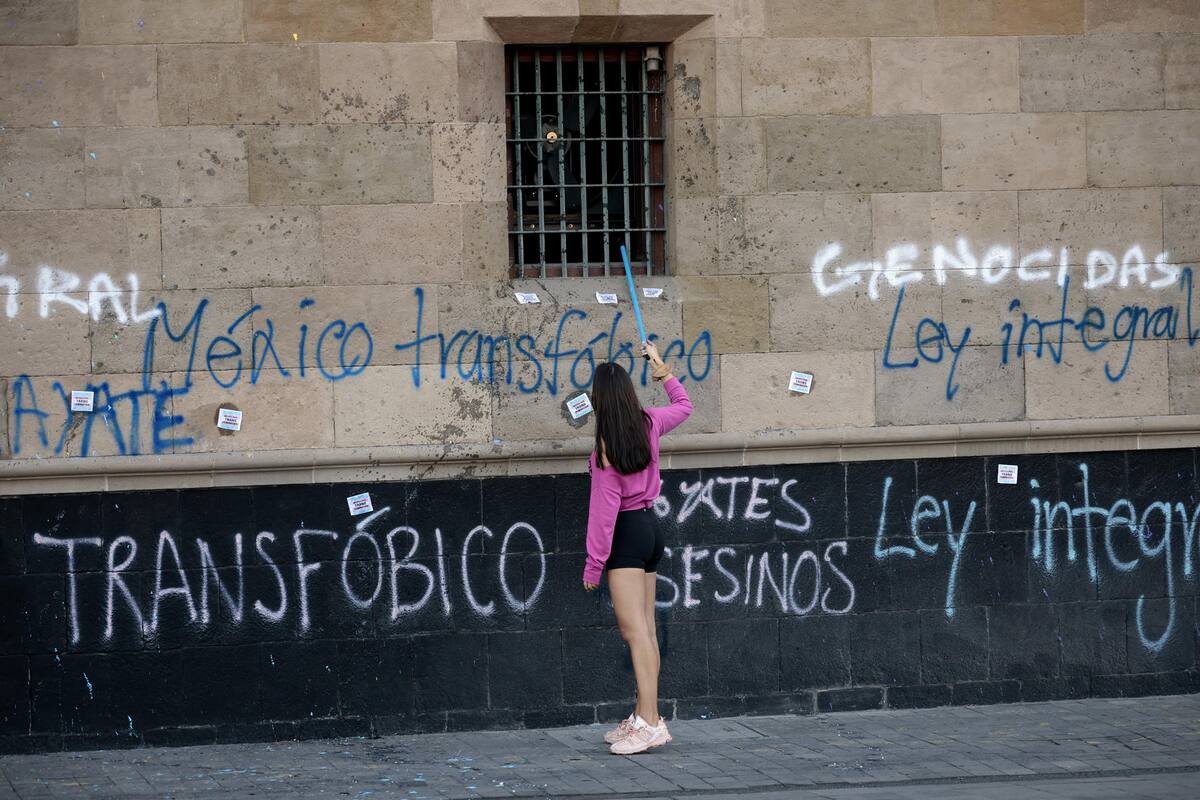 MEX6025. CIUDAD DE MÉXICO (MÉXICO), 15/01/2024.- Una activista participa en una protesta de agrupaciones LGBTI hoy, en el Palacio Nacional de México, donde vive y trabaja el presidente Andrés Manuel López Obrador, tras la muerte de la activista y política Samantha Fonseca, la cuarta mujer trans asesinada en lo que va del año en el país, en Ciudad de México. Las manifestantes, en su mayoría mujeres trans, pintaron el muro del recinto con consignas como "las vidas trans importan", "México transfóbico" y "Ley integral trans". EFE/ José Méndez