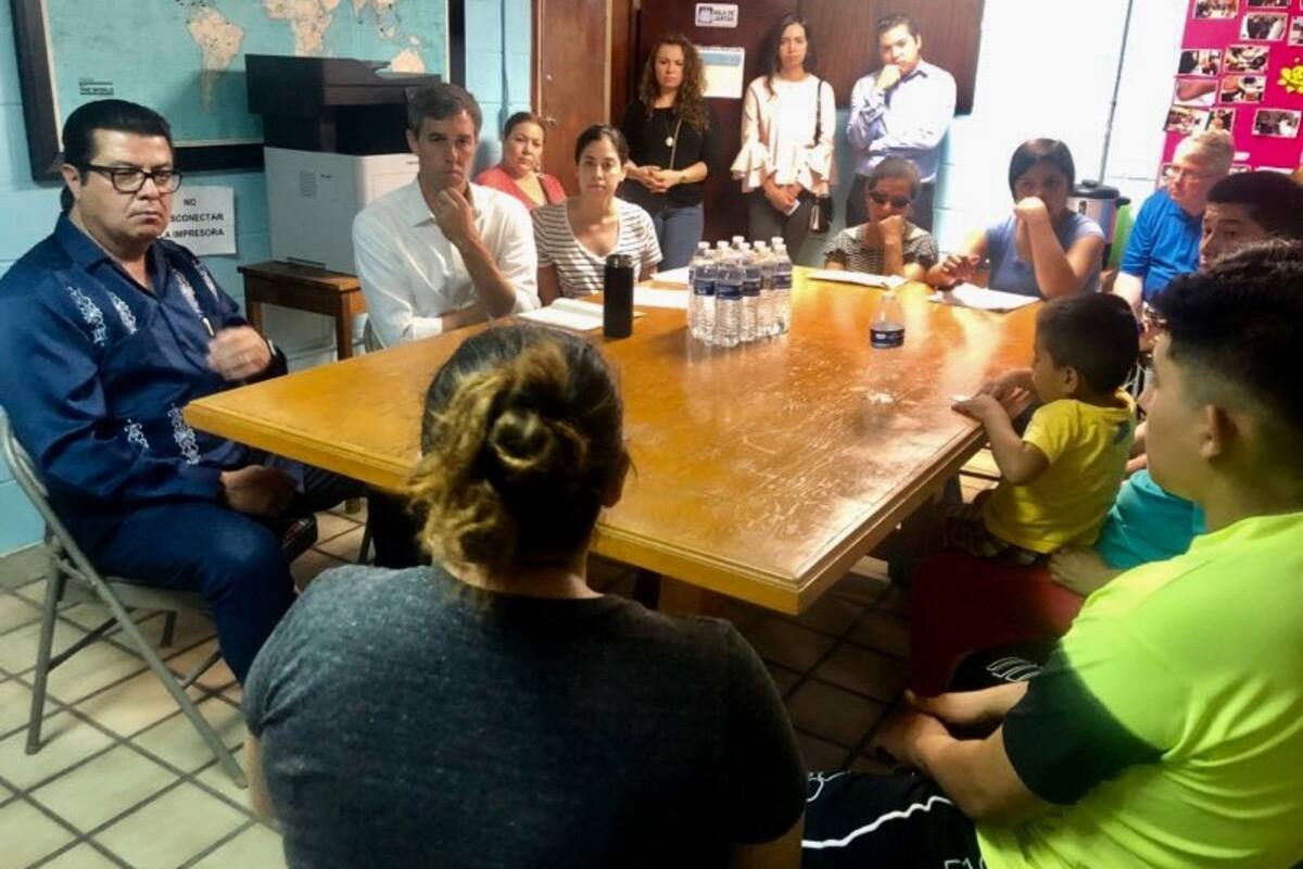 Beto O’Rourke visita a migrantes varados en México