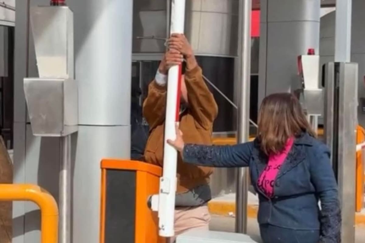 Ciudadanos levantan plumas por largas filas en el Puente Río Colorado