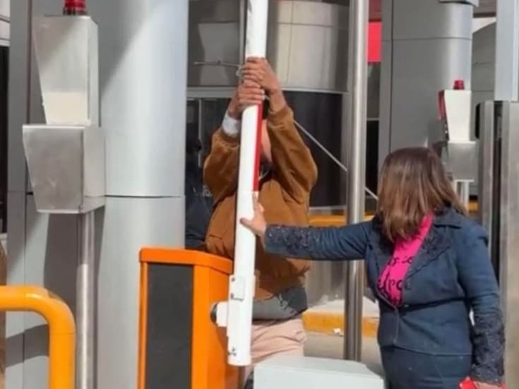 Ciudadanos levantan plumas por largas filas en el Puente Río Colorado