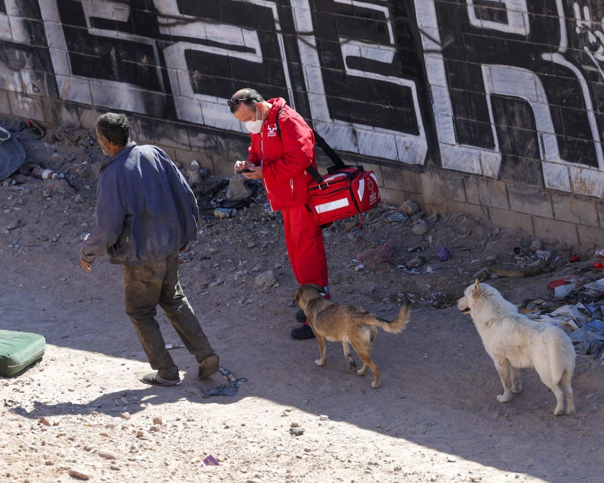 Encuentran a hombre muerto, desnudo y con quemaduras junto a patios del ferrocarril
Un hombre fue encontrado sin vida, tendido y envuelto en una cobija, con algunas lesiones en su cuerpo, la mañana de este viernes, en una barda entre el puente de la calzada Independencia y los patios del ferrocarril.
Foto: Javier Gallegos