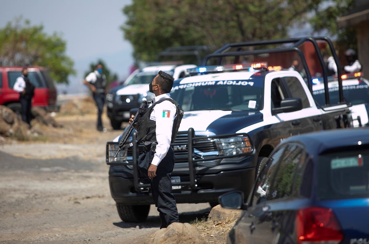 Fotografía de archivo del Ejército Mexicano y la Policía Municipal durante un operativo de vigilancia el 04 de mayo de 2021, en Morelia, Michoacán (México). EFE/Iván Villanueva