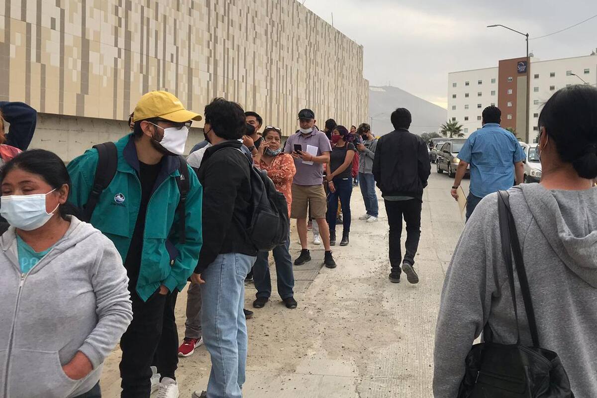 Miles de jóvenes hacen fila para vacunarse contra el Covid-19 en Tijuana