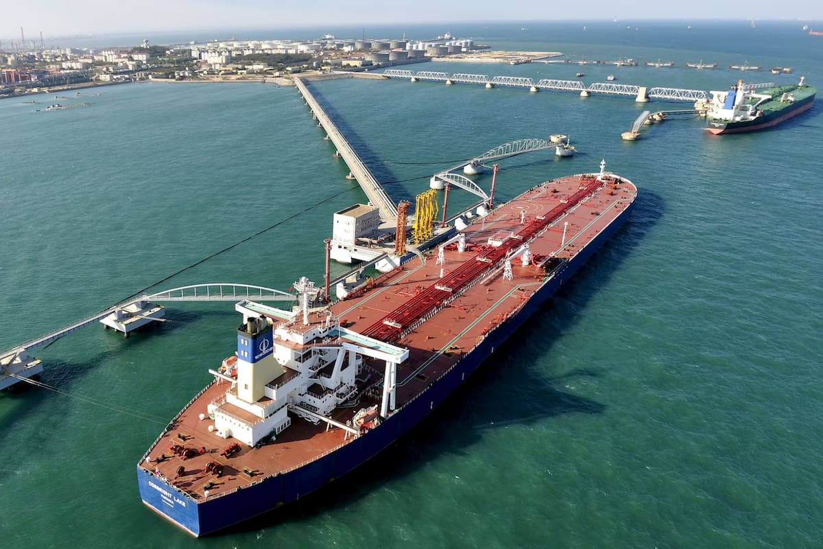 China ordenó la suspensión inmediata de exportaciones de gasolina, diésel y combustible de aviación desde el 11 de marzo para evitar escasez interna ante el conflicto entre Estados Unidos, Israel e Irán, medida que afecta envíos por más de 2,2 millones de toneladas previstos para marzo