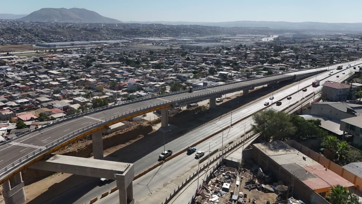 Los primeros tractocamiones vacíos comenzaron a circular por los accesos de la nueva infraestructura aduanal en la zona de Las Torres, como parte del inicio gradual de operaciones de Otay II. Foto: Sergio Ortiz