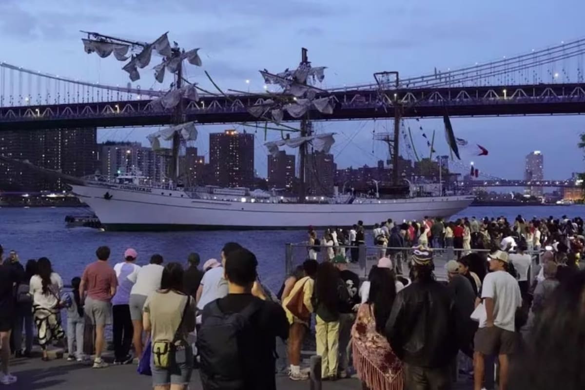El Buque Escuela Cuauhtémoc chocó contra el Puente de Brooklyn, y el exmarino Sal Mercogliano apunta a múltiples causas. Foto: EFE
