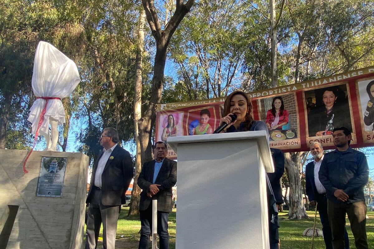 Develan escultura de Jackie Nava, en Torre Agua Caliente