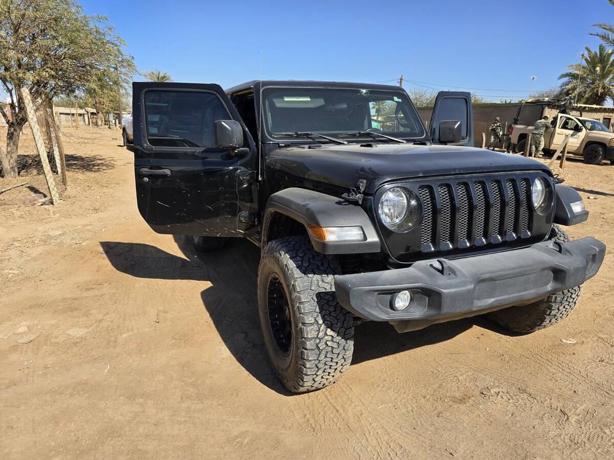 En el municipio de Ensenada, sobre una brecha de terracería, se localizó en estado de abandono un vehículo Jeep Cherokee de color gris, modelo 2001 y con placas de circulación fronterizas l Foto: Cortesía