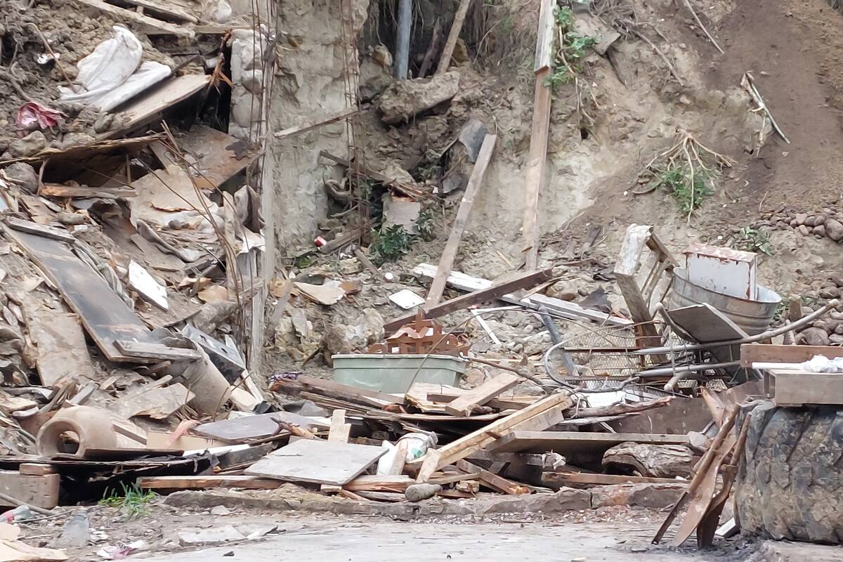 Familia sigue recuperándose de la pérdida de su hogar por las lluvias