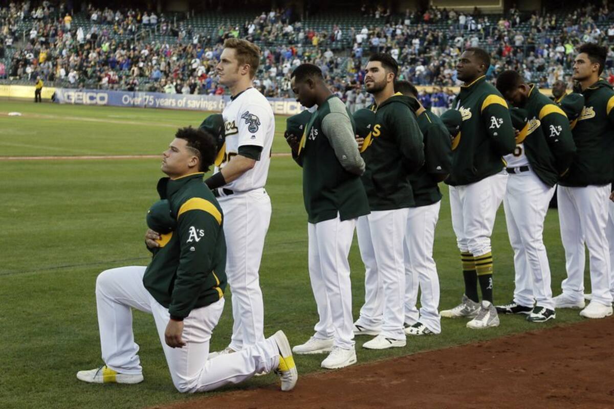 Mets firman a Bruce Maxwell, primer jugador de MLB en arrodillarse
