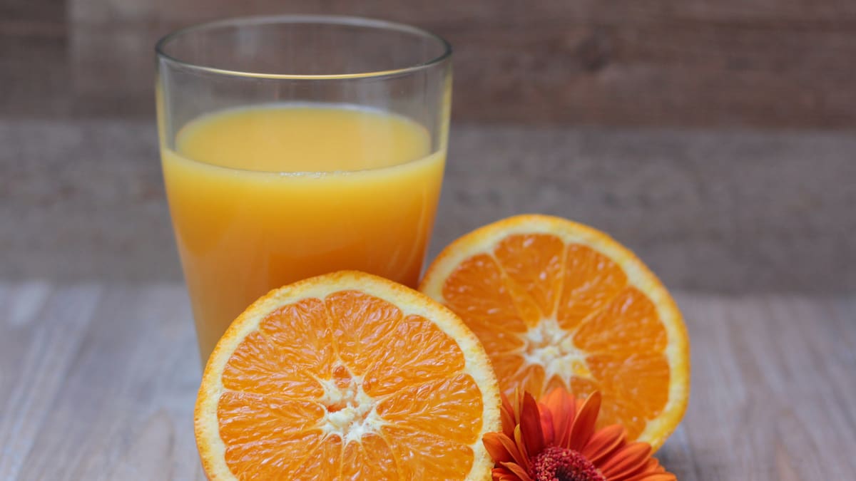 El sabor desagradable del jugo de naranja después de cepillarse los dientes se debe al lauril sulfato de sodio (SLS), un compuesto presente en la pasta dental/Foto: Canva