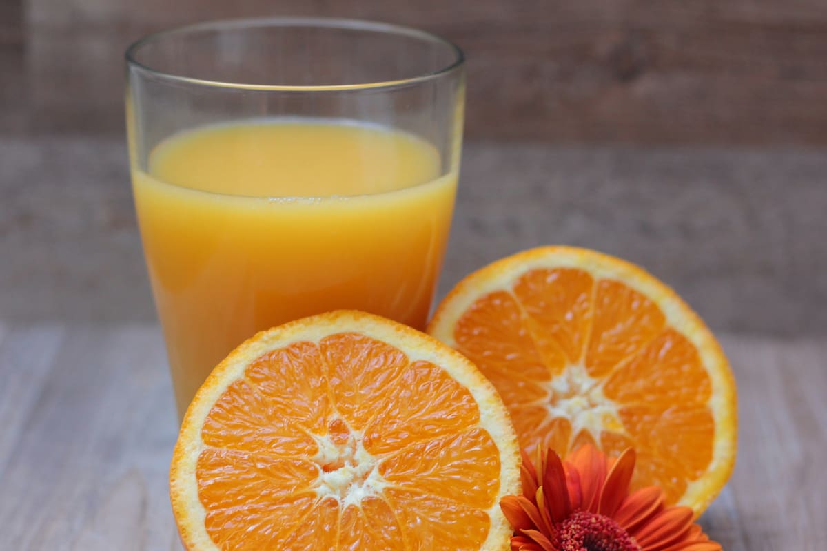 ¿Por qué sabe raro el jugo de naranja después de cepillarse los dientes?
