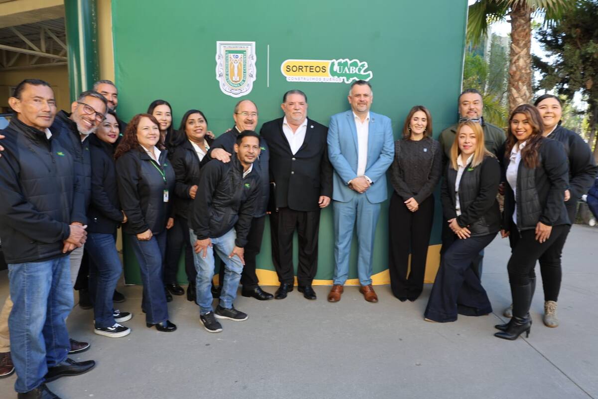 El evento contó con la presencia de Luis Enrique Palafox Maestre, rector de la Universidad, José Ramiro Cárdenas Tejera, presidente del Patronato Universitario, Haideé Gómez Llanos Juárez, vicerrectora del Campus Tijuana y Jesús Isaac Cárdenas García, coordinador de Sorteos Universitarios, en la explanada del centro comunitario de la Unidad Universitaria en Mesa de Otay.