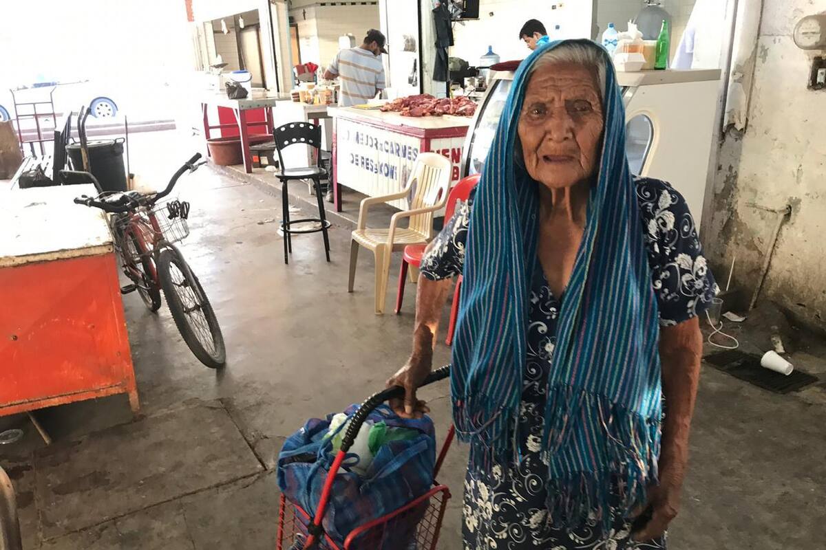 Nada detiene a Lucía: A sus 102 años, aún sale a trabajar