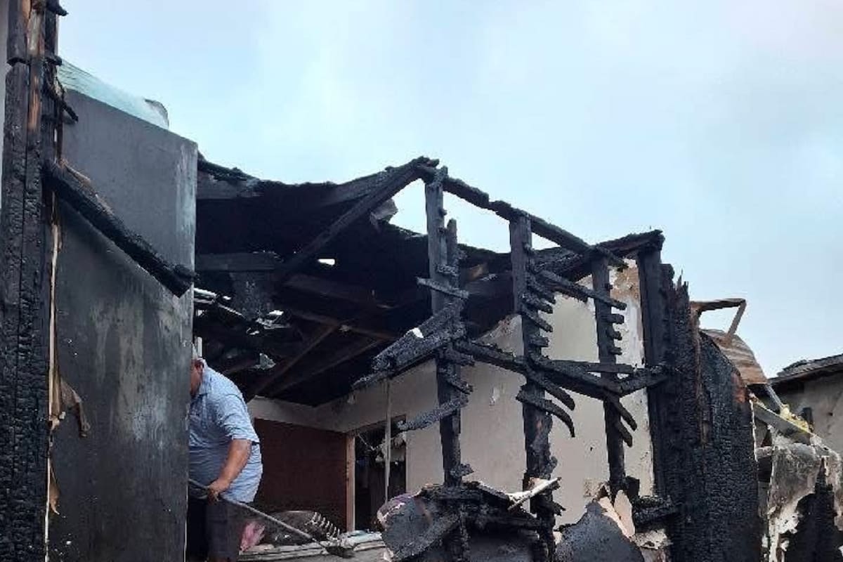 Piden apoyo tras perder su casa en incendio