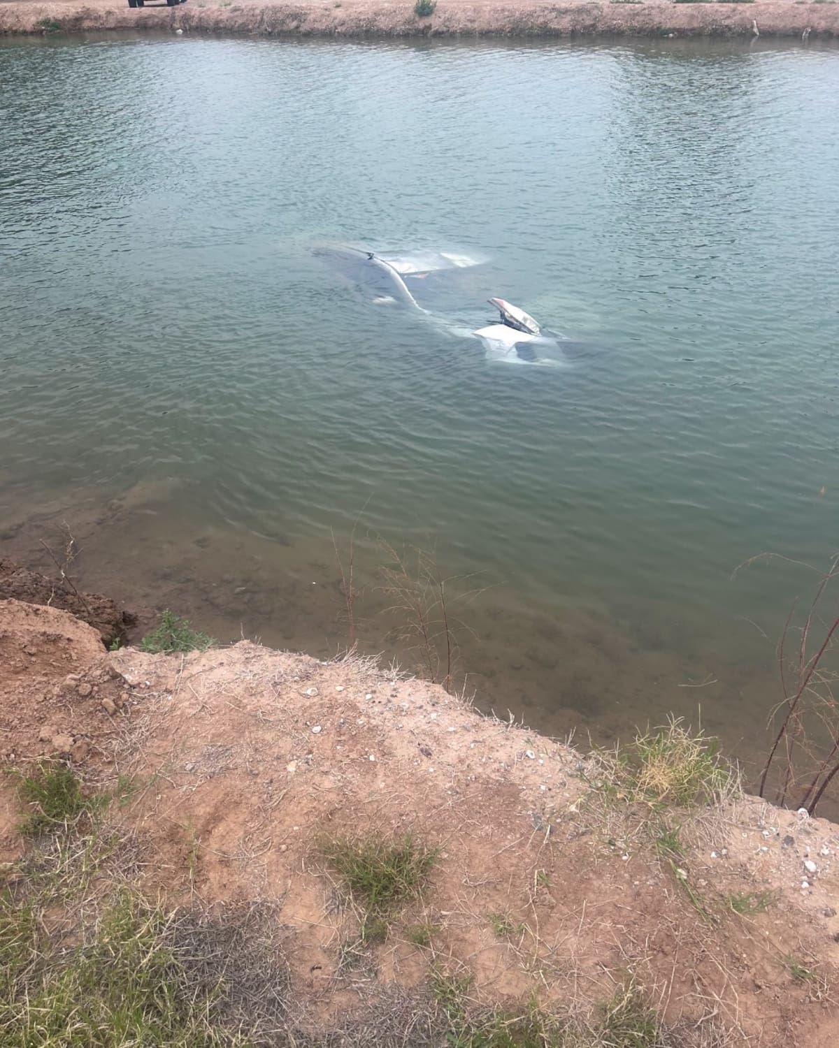 Bomberos acudieron al cruce de la avenida 10 Norte y calle Colorado Oeste, donde localizaron un sedán completamente dentro del agua. Foto: Cortesia