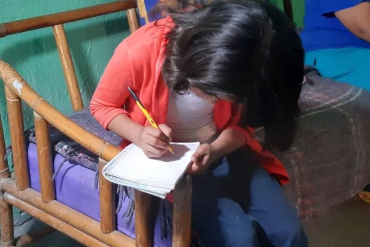 Michel recibe computadora y conexión a internet para tomar clases a distancia en SLP