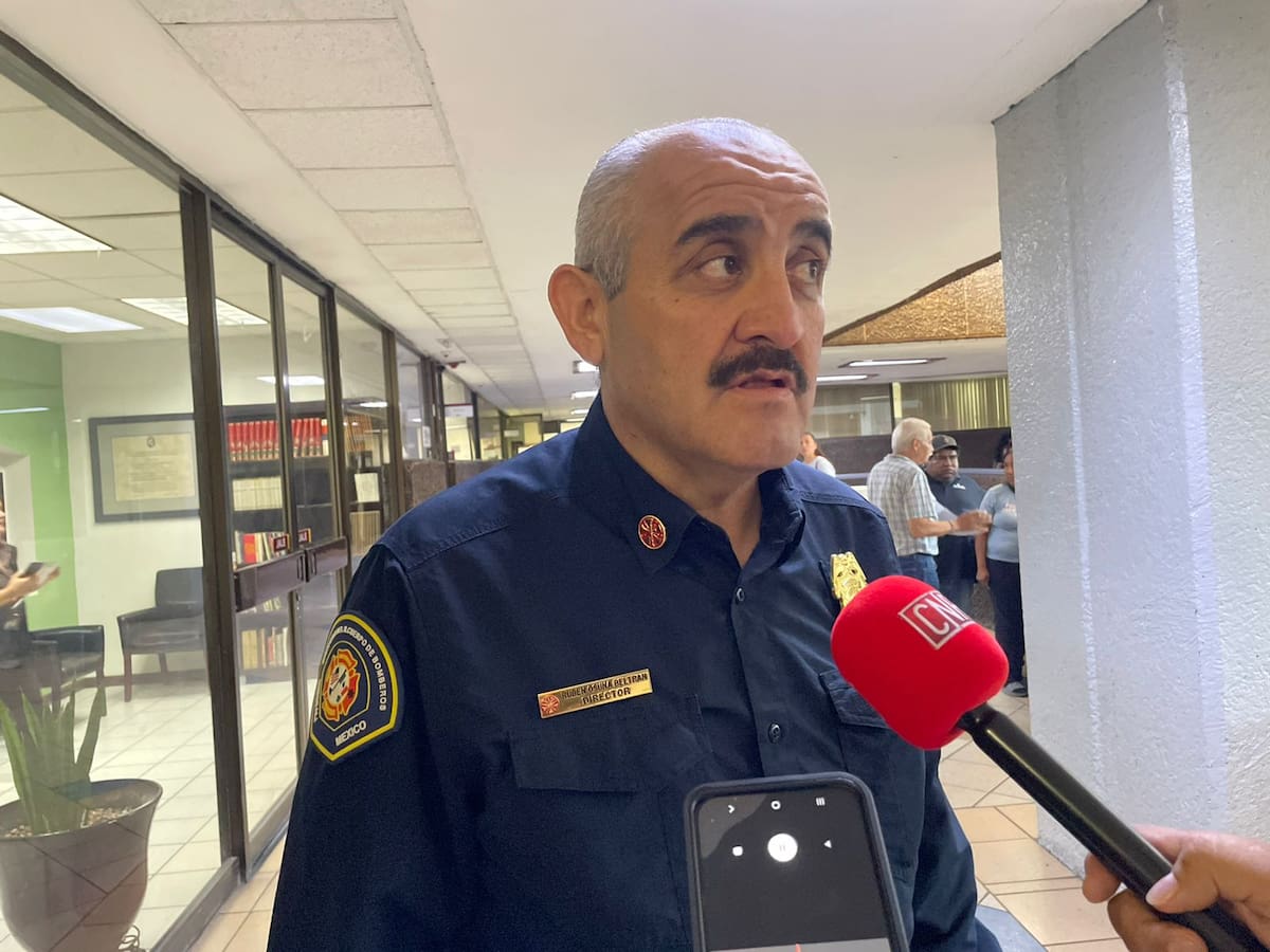 El director de Bomberos de Mexicali, Rubén Darío Osuna Beltrán, destacó que los voluntarios mantienen su compromiso durante todo el año, independientemente de las condiciones climáticas.│Foto: Said Morones