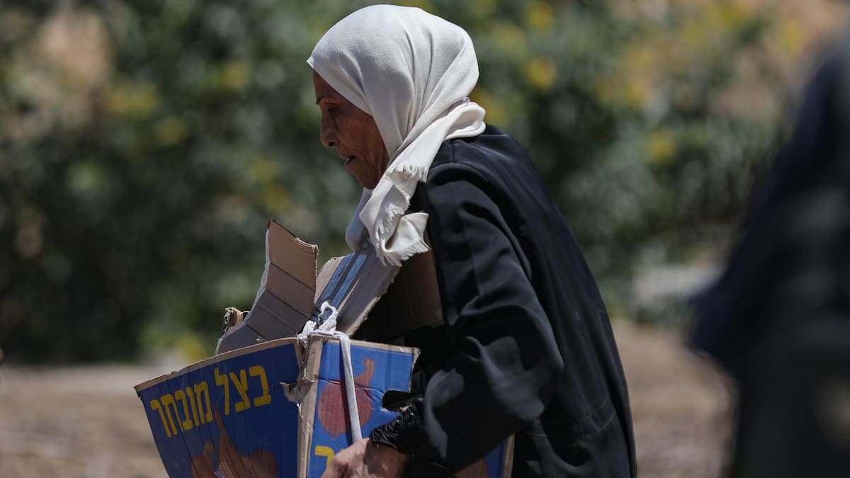 A Palestinian woman carries aid supplies received from the US-backed Gaza Humanitarian Foundation through an area known as the Netzarim Corridor, central Gaza Strip, 29 May 2025. EFE/EPA/HAITHAM IMAD