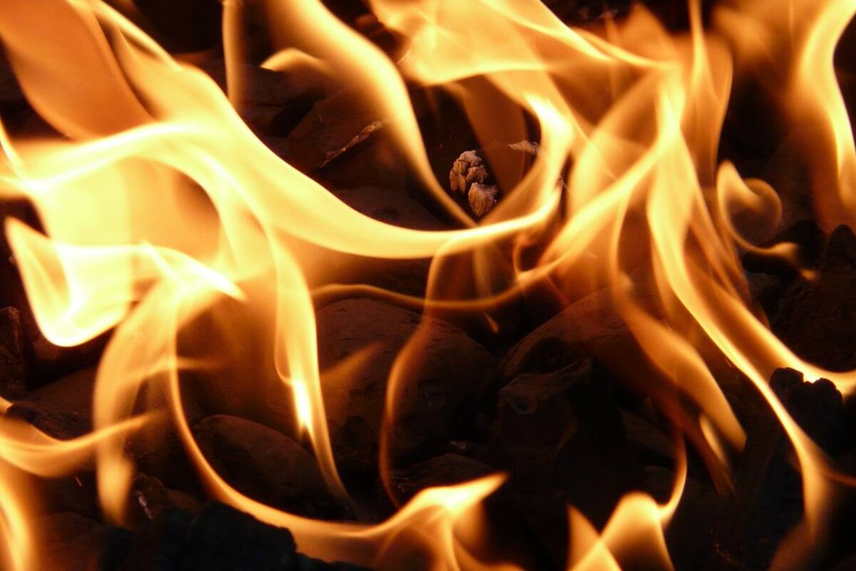Hombre se rocía líquido inflamable; policía le prende fuego con pistola eléctrica