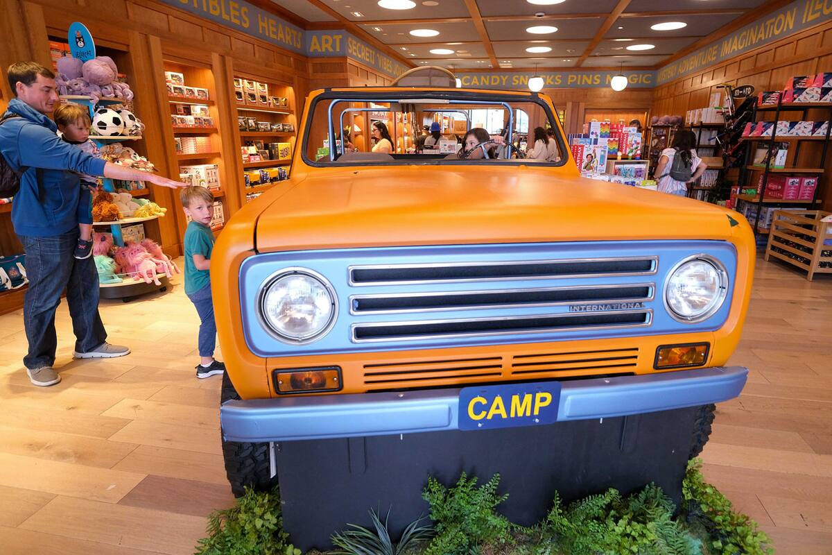 Por fuera la Camp Store parece un local comercial con juguetes y artículos para niños de los personajes de moda.