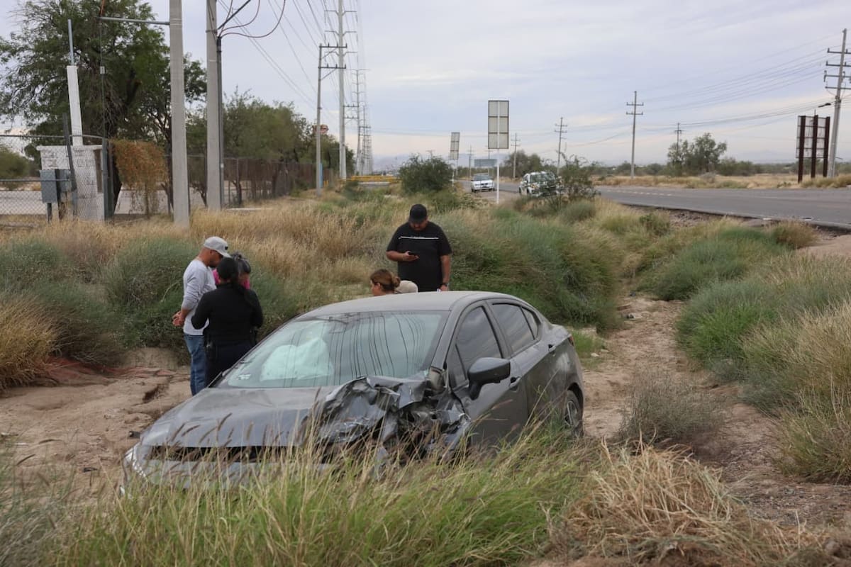 El vehículo Nissan Versa terminó en el interior de un arroyo tras el impacto registrado la mañana de este jueves.