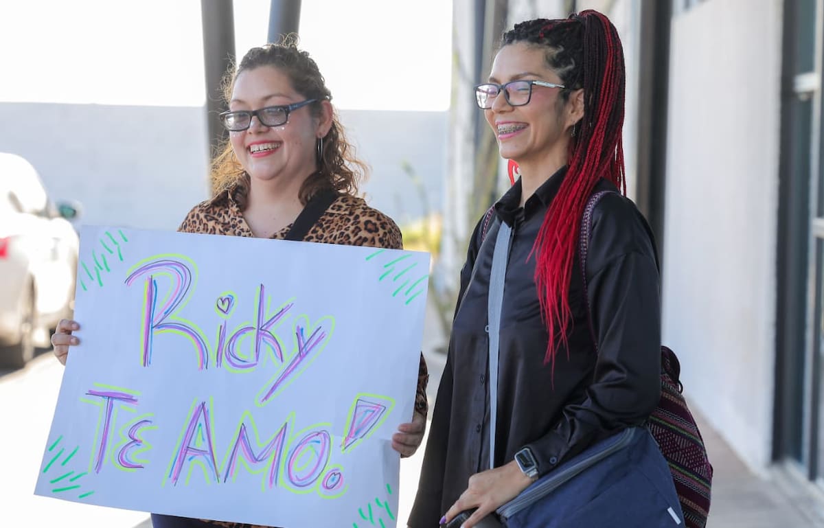 Fans de Ricky Martin reciben con cartulinas y mensajes de "te amo" al artista puertorriqueño que se presentará en la Explanada de las Estrellas durante la Expogan 2026. | Foto: E,eazar Escobar