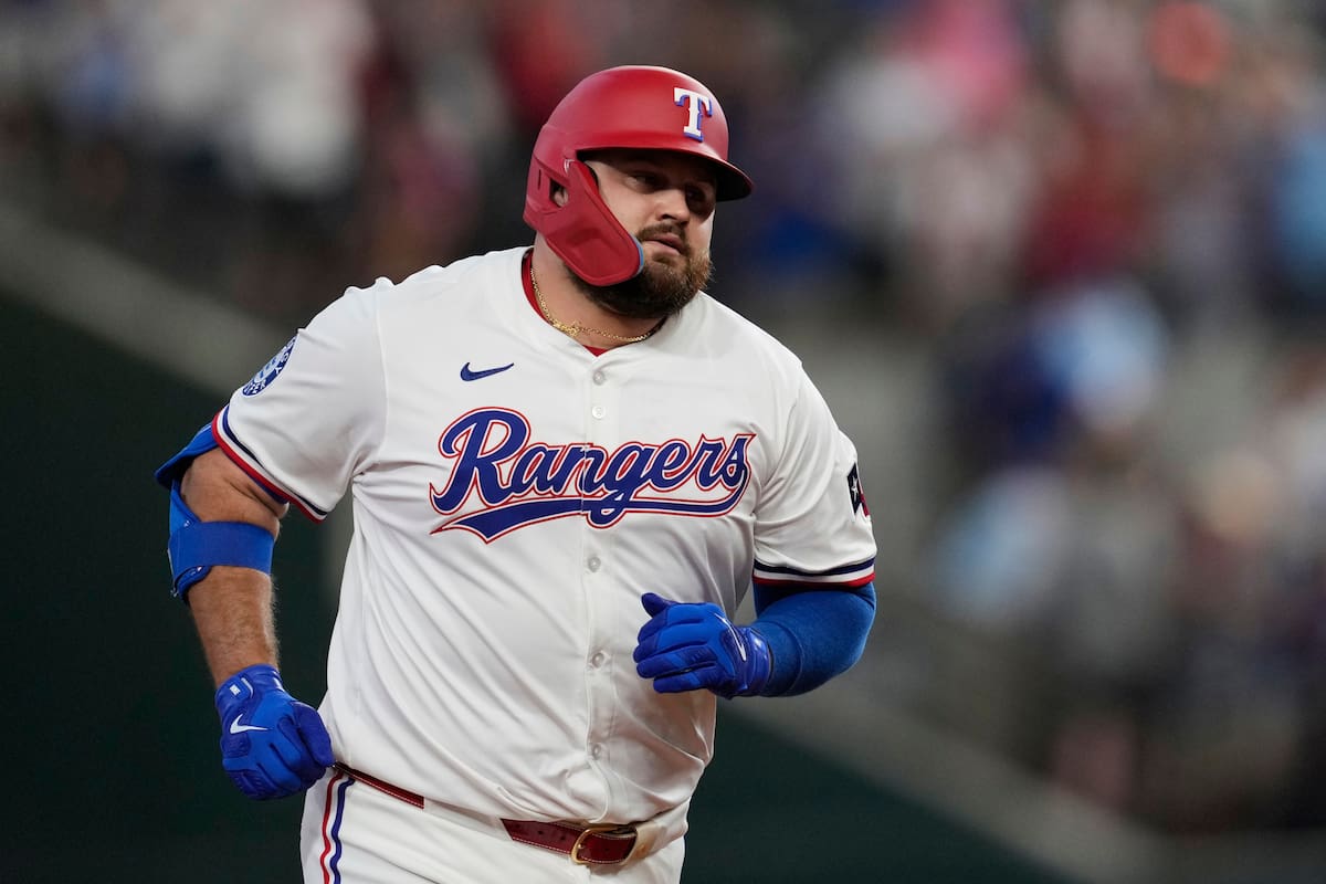 El mexicano Rowdy Téllez, de los Rangers de Texas, recorre las bases luego de batear un jonrón de tres carreras ante los Tigres de Detroit, el sábado 19 de julio de 2025 (AP Foto/Tony Gutiérrez)