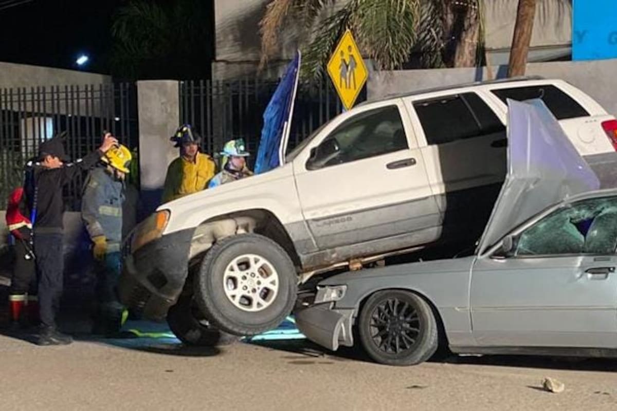 Aparatoso choque en ejido Lagunitas deja a camioneta sobre un sedán