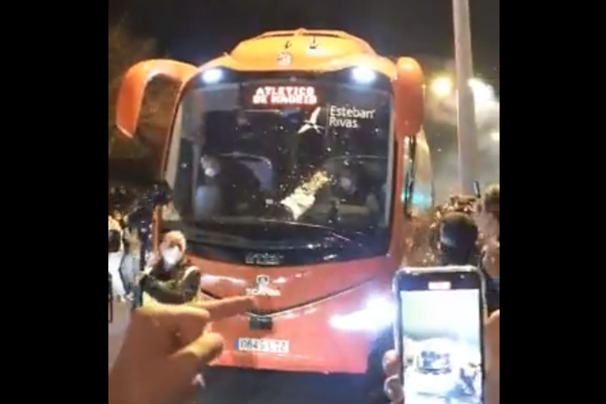 VIDEOS: Autobús de Atlético Madrid es atacado violentamente, con Héctor Herrera adentro