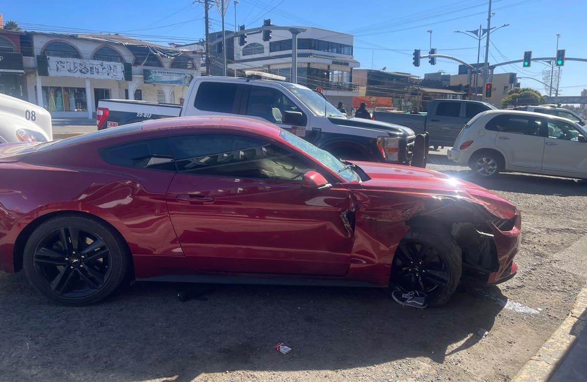 El conductor de un vehículo tipo sedán rojo, perdió el control y chocó contra un auto gris y luego con otro más que se encontraba en el lugar.