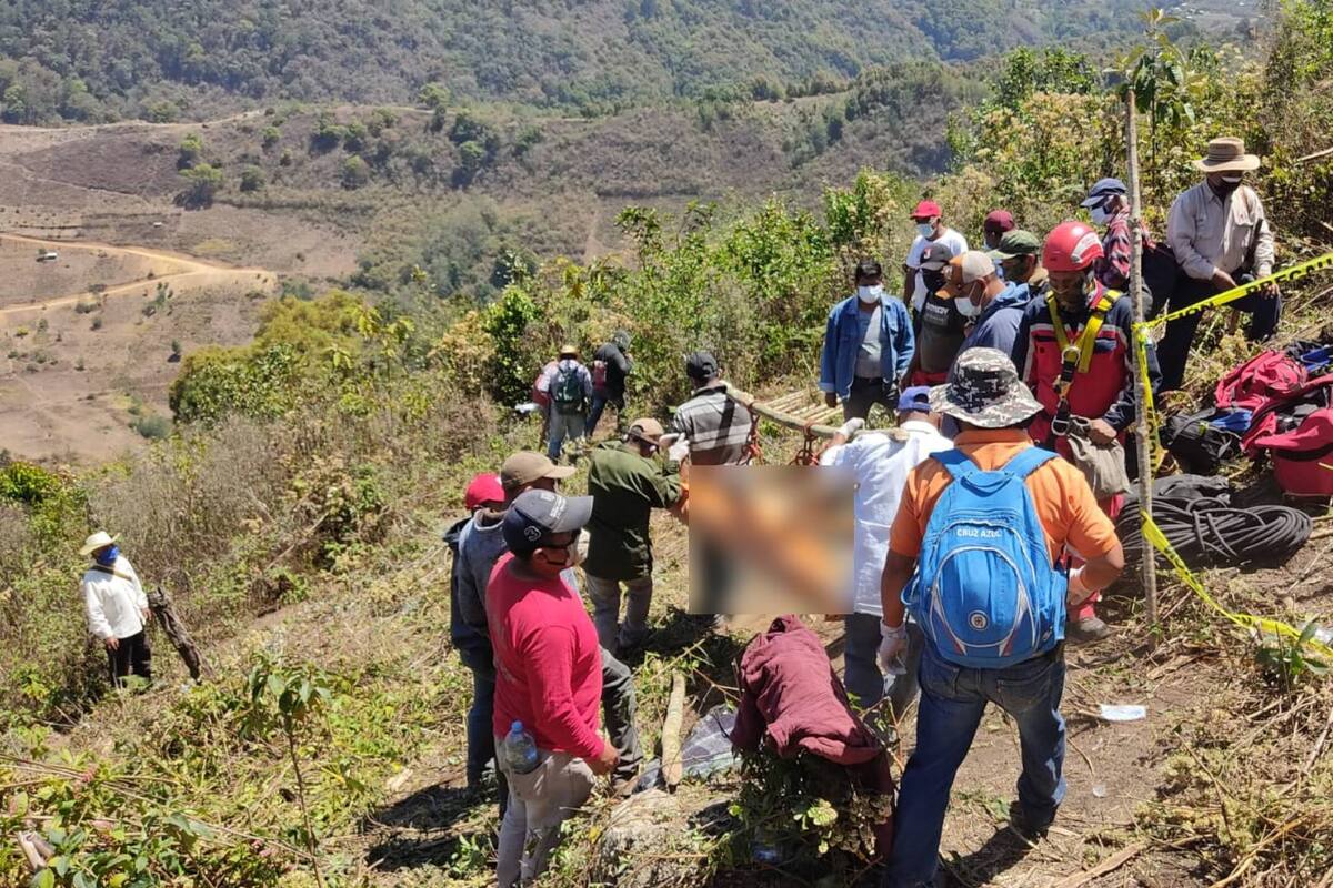 Oaxaca: Rescatan el cadáver de un hombre desaparecido que cayó en una caverna