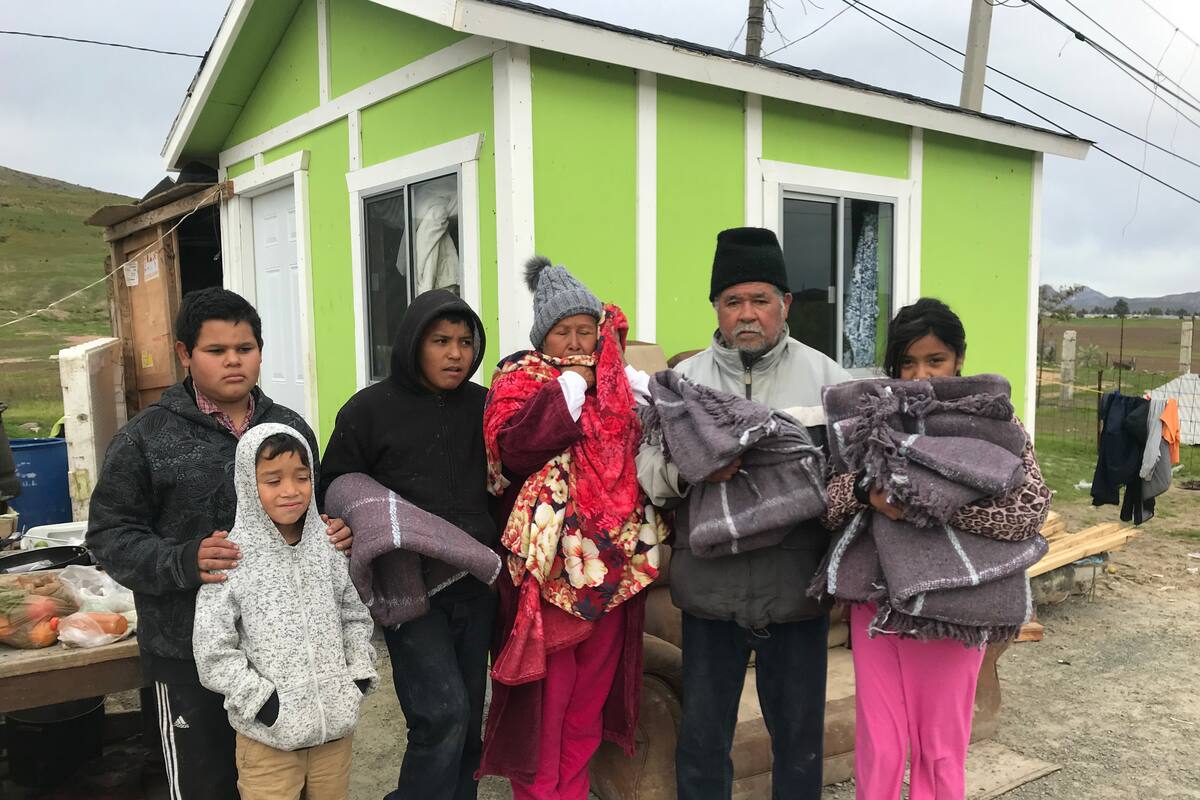 Apoyan con cobijas y casa a familia de escasos recursos