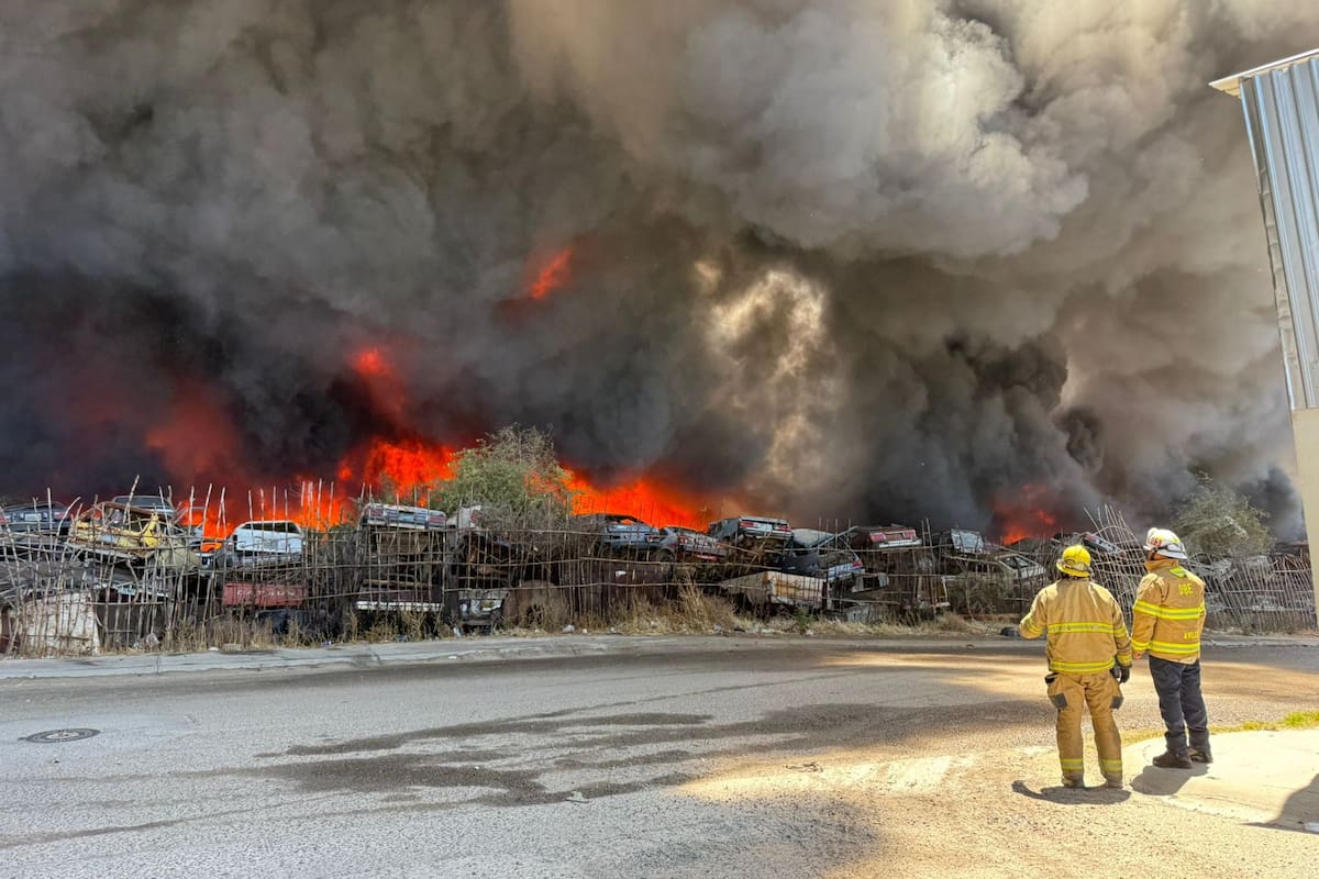 Fuera de control incendio en yonke federal de Ensenada