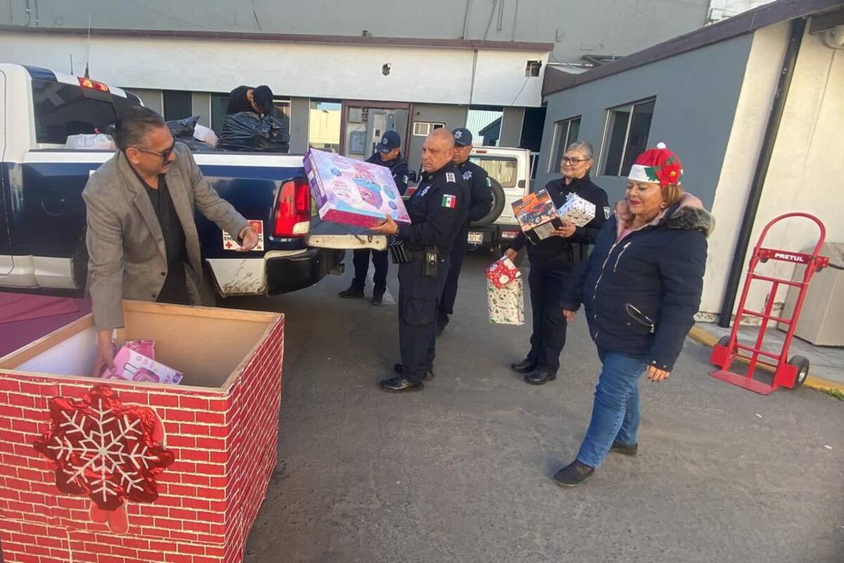 Donan Policías Municipales 200 juguetes al DIF Ensenada