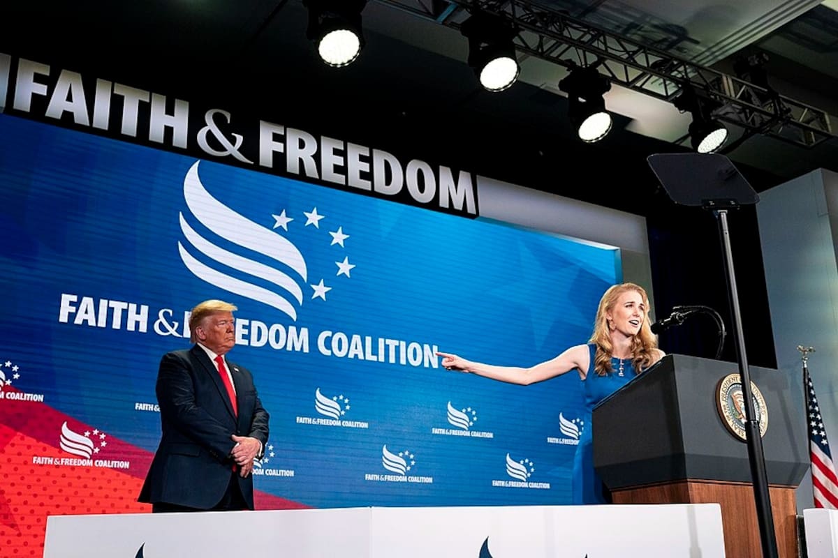 Natalie Harp participa junto a Donald Trump durante la conferencia Faith and Freedom Coalition Road to Majority, el 26 de junio de 2019, en Washington, D.C. Harp años después se integró al círculo cercano del mandatario estadounidense. | Crédito: Joyce N. Boghosian / The White House / Wikimedia Commons