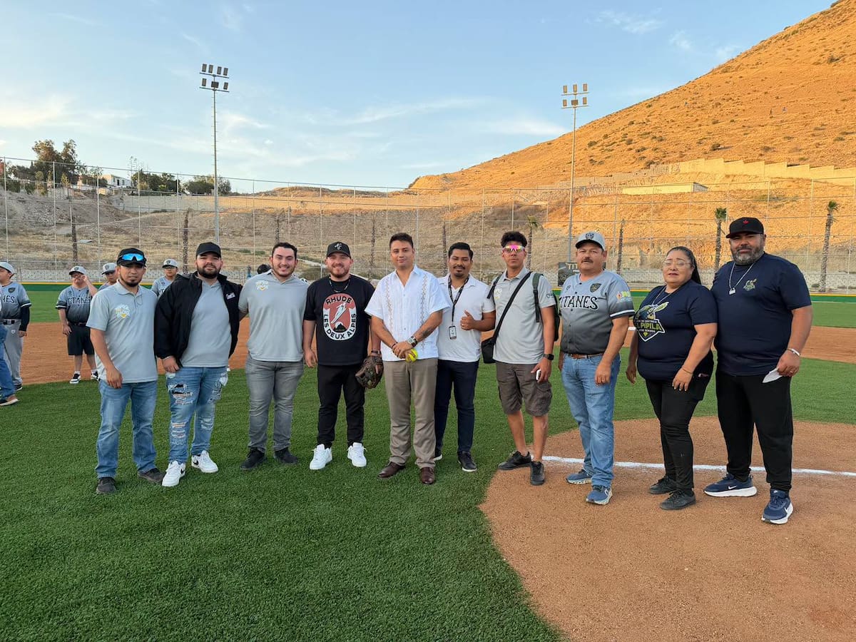 El receptor de los Blue Jays de Toronto, Alex Kirk, participó en el lanzamiento de la primera bola durante un encuentro celebrado en la Unidad Deportiva Cerro de las Abejas.
Fotos: Cortesía.