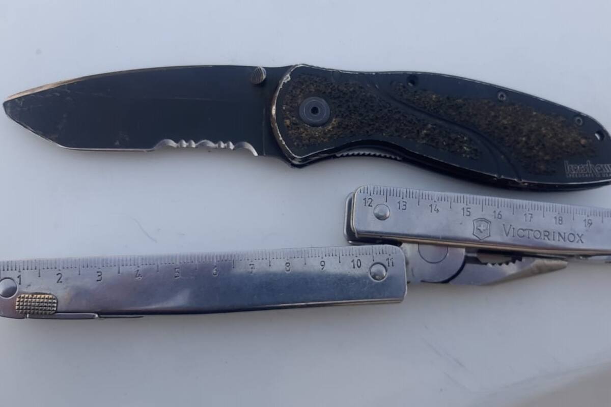 Sospechoso de asalto es arrestado con cuchillos