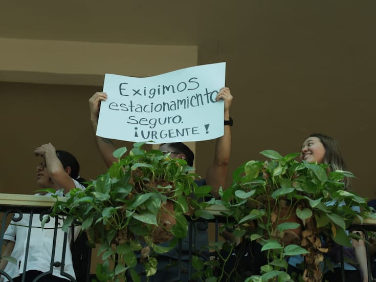 Estudiantes de Enfermería se manifiestan por falta de estacionamiento