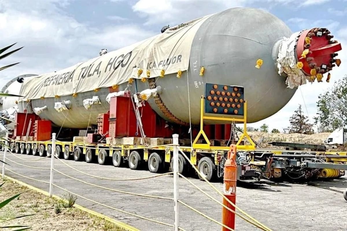 Los equipos, de más de 500 toneladas cada uno, forman parte del proyecto de reconfiguración de la refinería de Tula. Foto: Agencia Reforma
